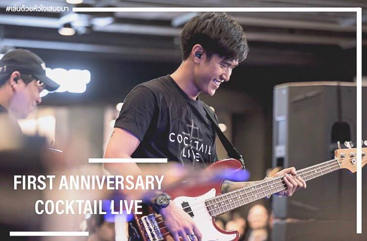 Hirumi_Arika's tweet photo. ลงในทวิตภพช้าไป 7 นาที ไม่เป็นไรเนอะ 😅 #firstanniversaryatsiamcenter
#03062561 #ครบรอบ1ปีวันจำหน่ายบัตร #CocktailLive
#เล่นด้วยหัวใจเสมอมา
#ohmcocktail #chawcocktail
#philipcocktail #parkcocktail
#cheerscocktail
#cheerscocktailfc
📷 Cr. Acoustic SoulpiX
edited by @AmpAmpp https://t.co/yEAcDDgL9T