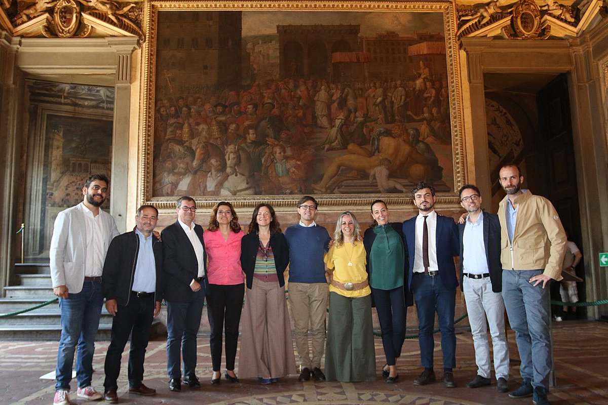 DarioNardella's tweet photo. Ecco la nuova #giunta di Palazzo Vecchio😊 Grazie a tutti gli assessori per aver accettato di far parte della squadra: ora a lavoro, con passione, dedizione e impegno, per Firenze, la città più bella del mondo! 💜🇮🇹 @comunefi https://t.co/y3tkdoMLSF