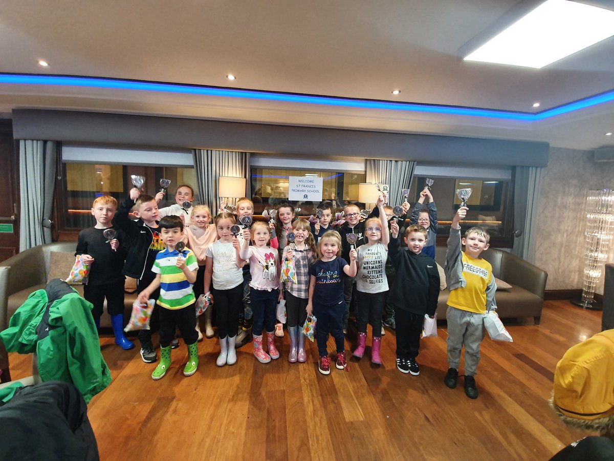St_FrancisP23's tweet photo. What a fantastic day we have had! We played in the park, groomed and fed the ponies, toured the stables &amp; ended the day with the most amazing lunch and ice cream! Thank you to Caitlin &amp; Shannon for hosting this today 🐴🐎🍔🍟🍕 https://t.co/N4d97RVNIH