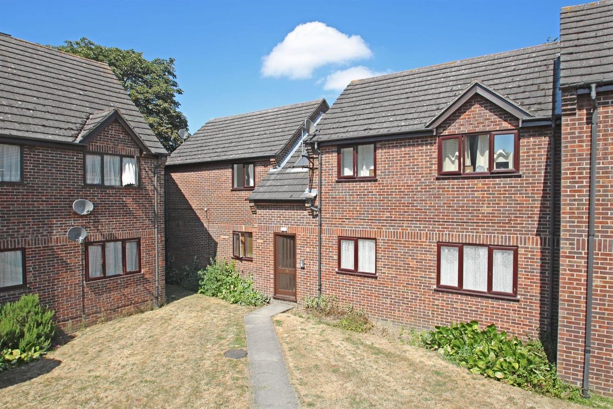 Lovely one bedroom apartment tucked away in the corner with a lovely communal wrap round garden. It's all ready for you. flinklp.haart.co.uk/ForSaleV5/?pro…