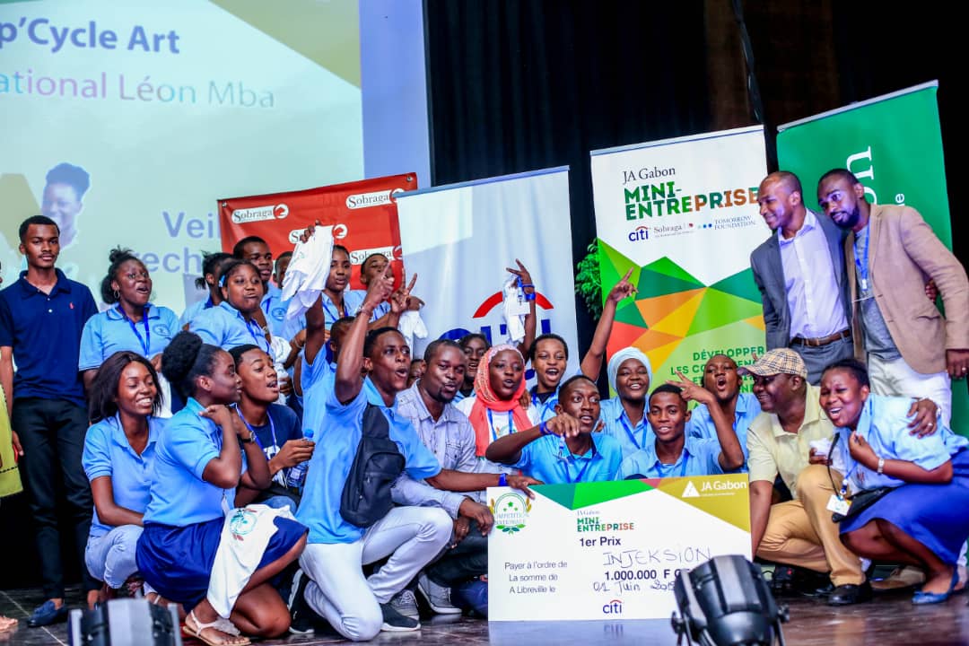 Résultats #CN2019 (1)

Le 1er prix, d’une valeur de 1.000.000 offert par <a href="/Citibank/">Citibank</a> ​a été décroché par le Cours Ambourouet avec son projet de fabrication de supports de téléphone faits en PVC.

<a href="/JA_Africa_/">JA Africa</a> <a href="/SobragaGabon/">Sobraga</a> <a href="/TomorrowFd/">Tomorrow Foundation</a> <a href="/LongaNanette/">Nanette Longa Makinda Officiel</a> <a href="/Comgouv_GA/">Comgouv</a>