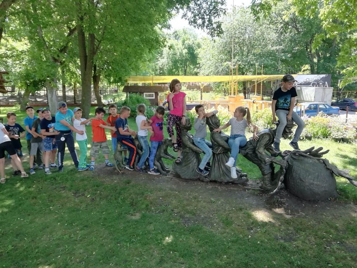 3 июня в Центре прошли торжественные мероприятия, посвященные открытию лагерей дневного пребывания при клубах по месту жительства ЦДО "Меридиан" .