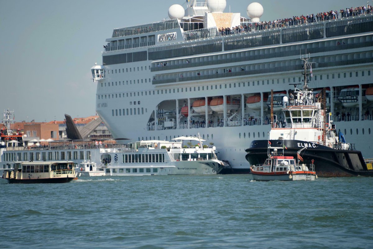 cruise ship wrecked in italy