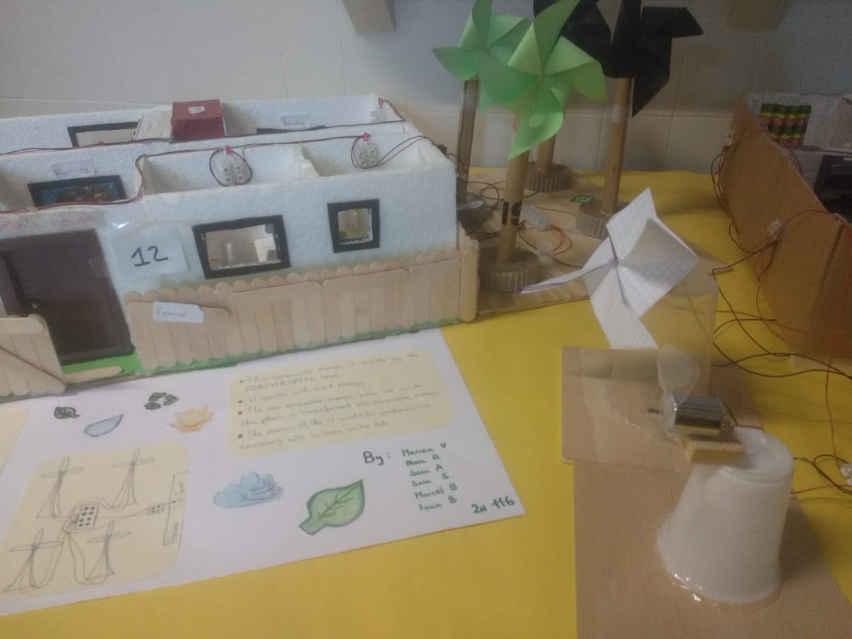 Els alumnes de 2n d´ESO exposen les maquetes de plantes d´energia renovable que han dissenyat i construït en anglès. No us perdeu l´exposició “Green Energy Project”! #TreballemPerProjectes #2nESO