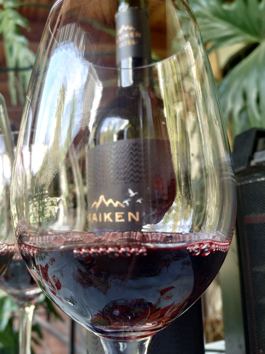 SommelierMza's tweet photo. Compartilo con amigos, acompañalo con unas mollejas, disfrutalo con postre chocolate semiamargo, o simplemente de #Sobremesa
#sugerencias #Merlot @KaikenWines @rogerwinesok @AurelioMontes 🍷🍷
#Mendoza #SommReview #CulturaSommelier https://t.co/ZqRRH8e4n9