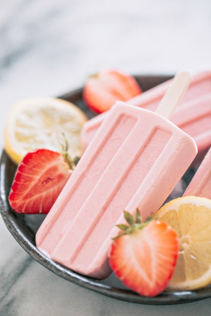 BentgoLunch's tweet photo. Homemade popsicles are an easy treat to prepare and a great way to beat the heat! ☀️Give this refreshing and creamy strawberry lemonade popsicle recipe a go! 🍓🍋

📷 @goodlifeeats

#bentgo #bentgokids #bentgomoms #healthyeats #fruit #vegan #veganfood #plantbased #popsicles https://t.co/wjOpSmeAnp