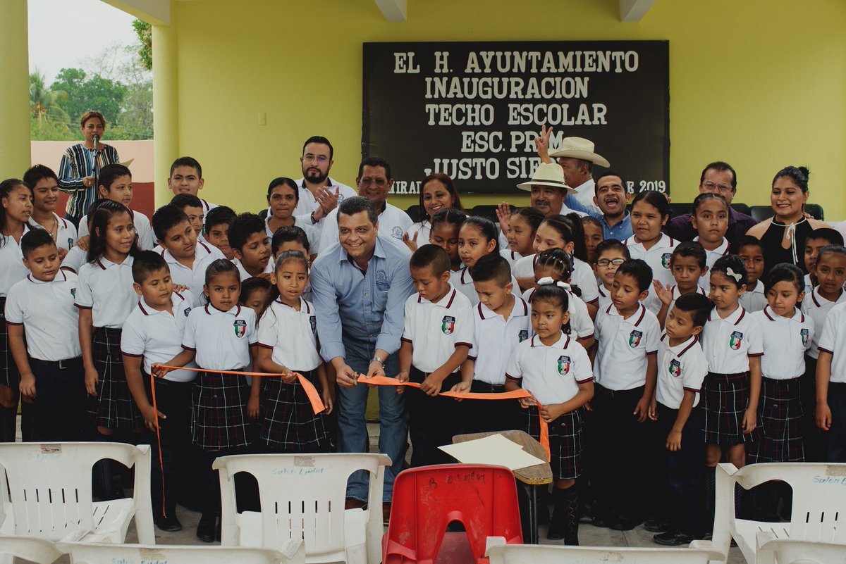 CosamaloapanDe's tweet photo. La infraestructura educativa es parte de una de las prioridades de mi gobierno, por eso hoy inauguré el techado en la primaria Justo Sierra en el Mirador.

#SomosCosamaloapan https://t.co/ccRoMmntlO
