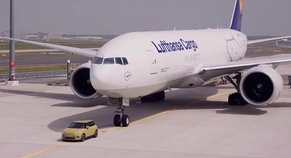 HeadlightNews_'s tweet image. The continuing effort to move the perception of electric vehicles as slow, stodgy vehicles is being enhanced with the advertisement the new all-electric Mini Cooper SE — towing a Boeing 777. bit.ly/2Z5oWsY #MiniCooperEV #electricMiniCooper