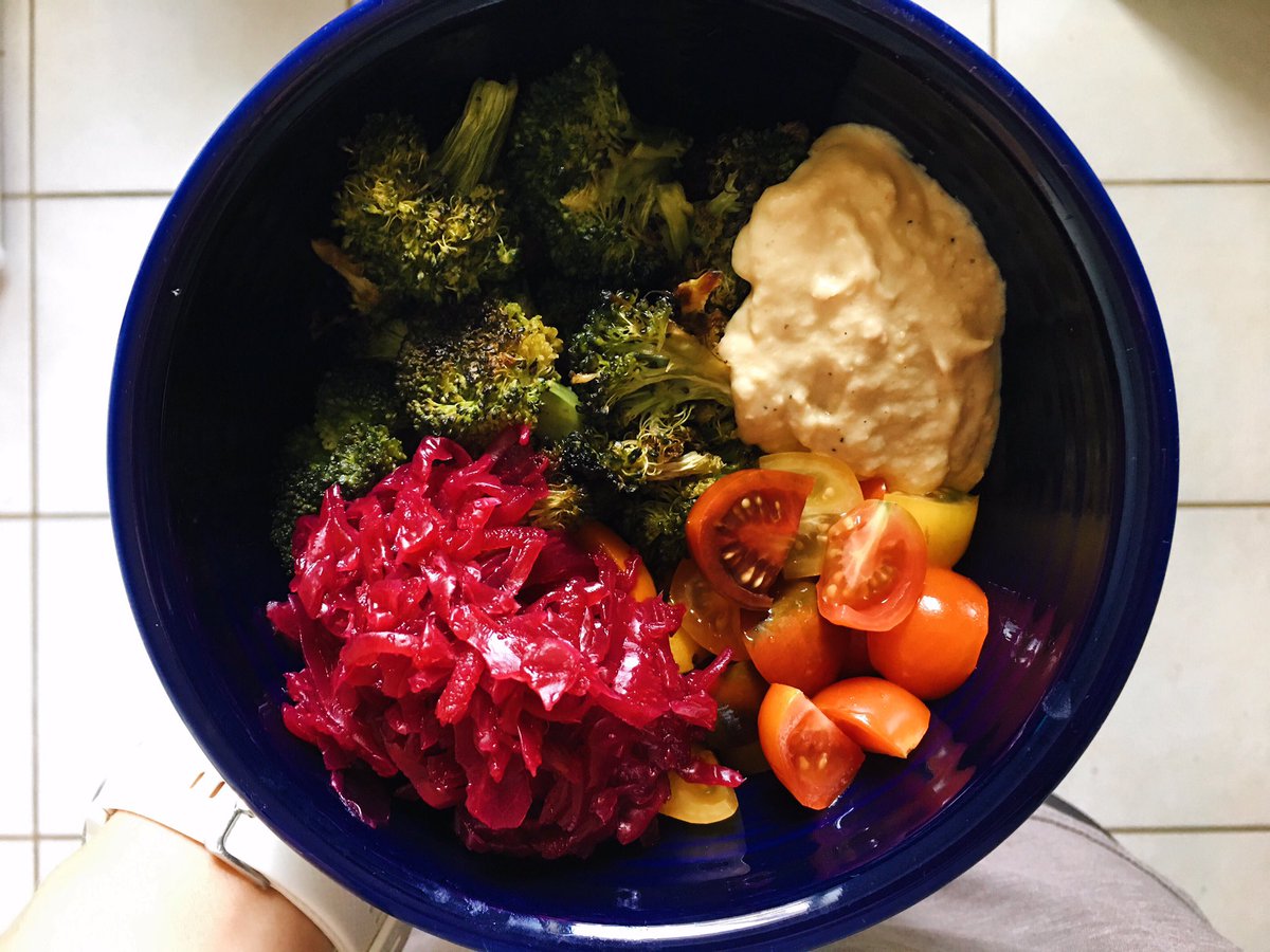 Good food doesn’t have to be complicated. Roasted broccoli, fresh tomato, @wildbrine sauerkraut, and some @hopefoods hummus. Done. 

#realfood #probiotics #guthealth