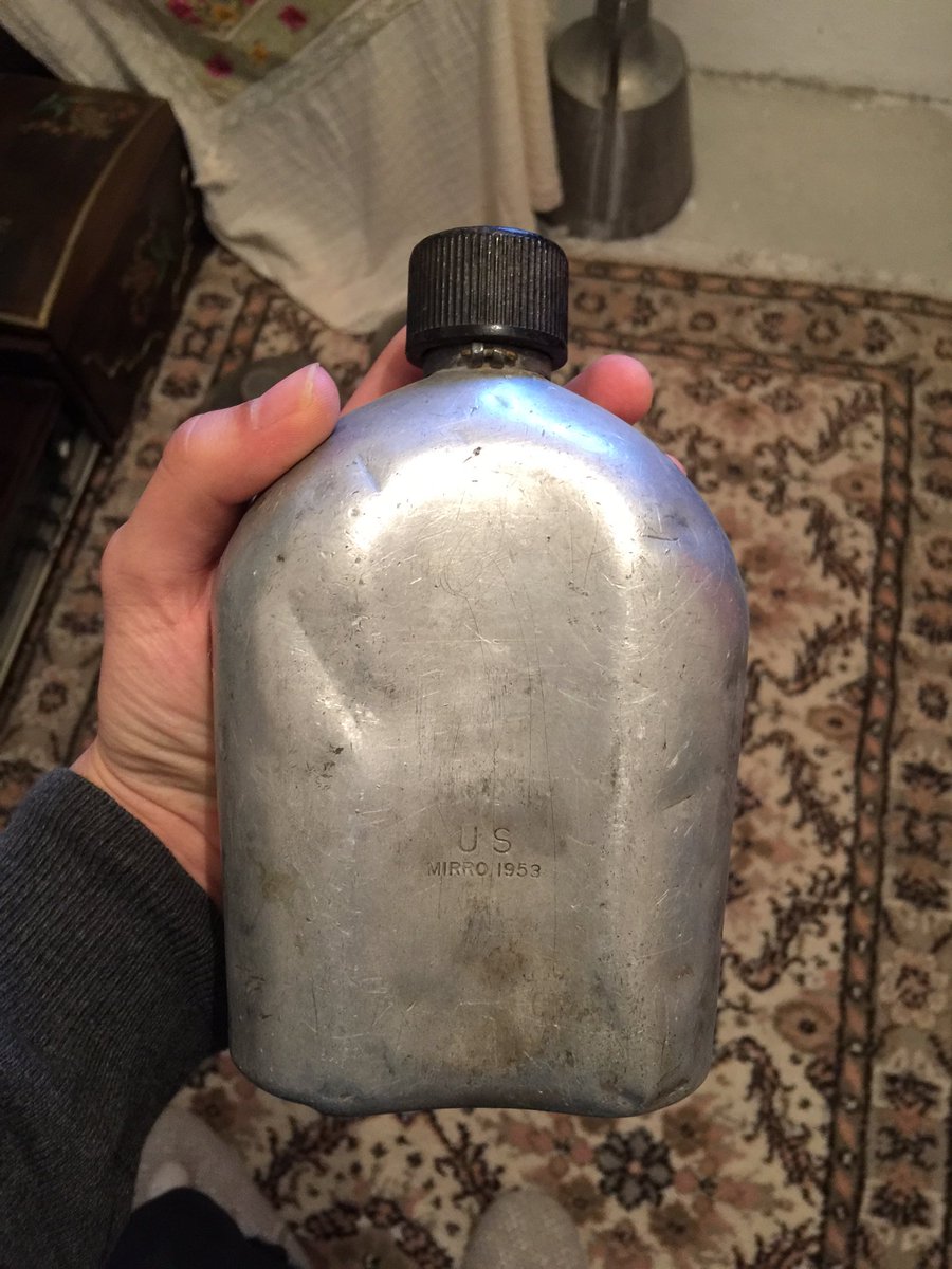 utd_alibey's tweet photo. Köy evinde buldum kore savaşı görmüş matara. Vintage tayfa sırılsıklam şu an hemen fav https://t.co/KJB1cZC1Wn