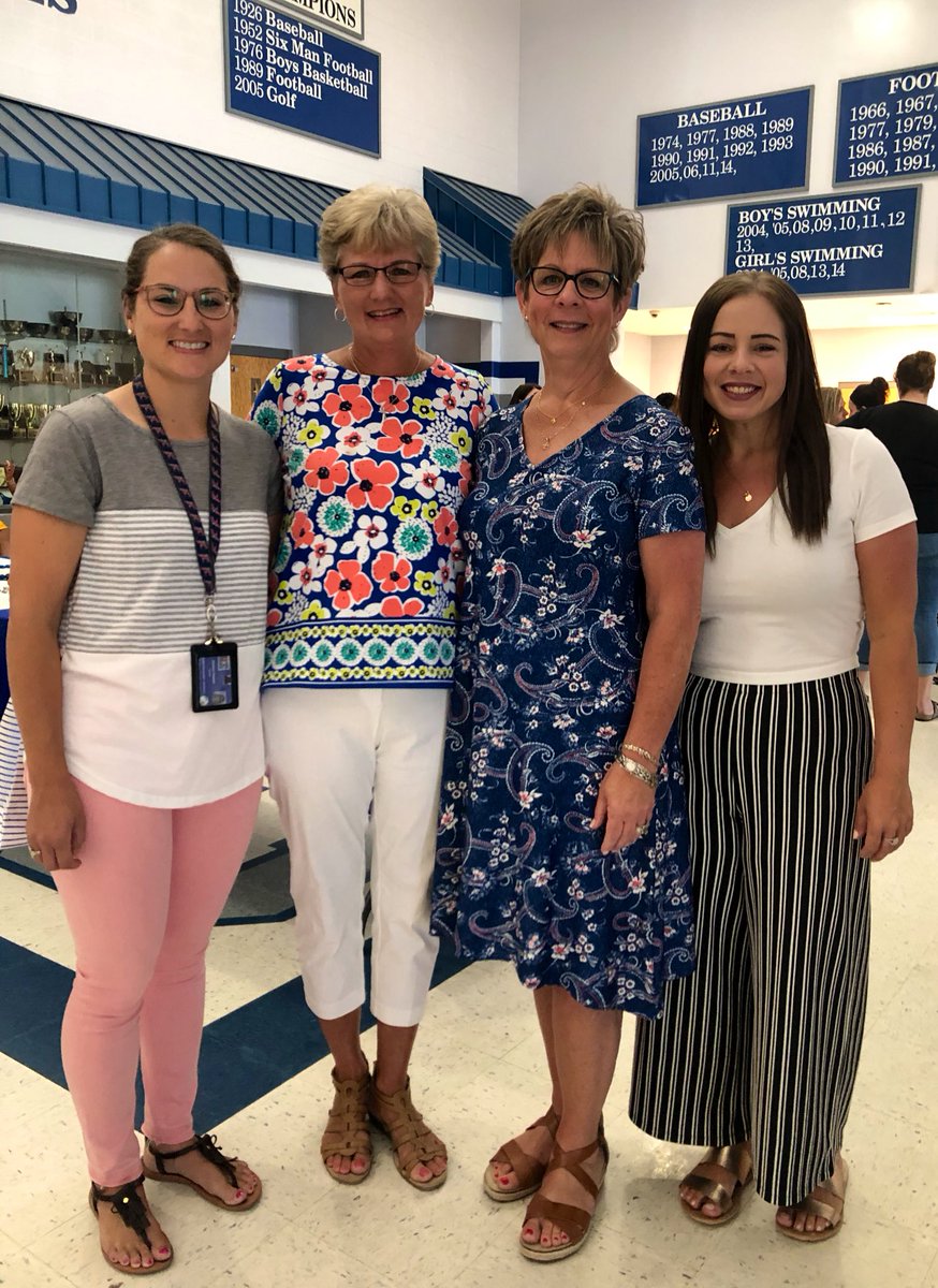 ms_rlangdon's tweet photo. I also loved celebrating my mom @debbelangdon at the @Clayton_Comets retirement celebration this morning! Thank you to everyone who helped organize this awesome event for her and the other retirees 🥳 https://t.co/zUuYIASVVm
