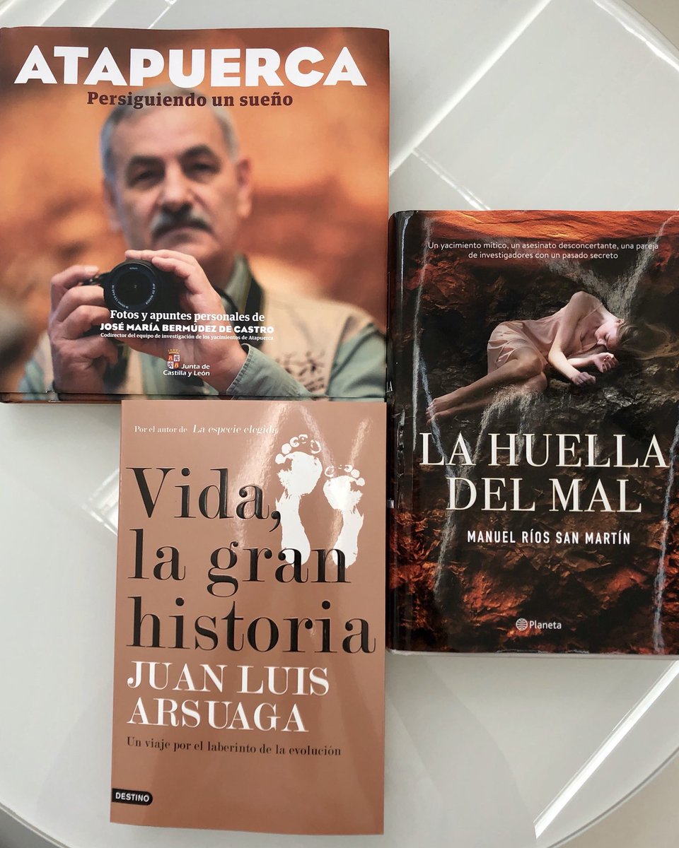 ajmencia's tweet photo. Tres libros atapuerquensis, una novela con asesinatos incluidos en Atapuerca #lahuelladelmal , uno de interesantes fotografías a lo largo de 40 años y una historia de la Evolución #VidaLagranhistoria . Foto @mriossanmartin https://t.co/r0gB5W7MXP