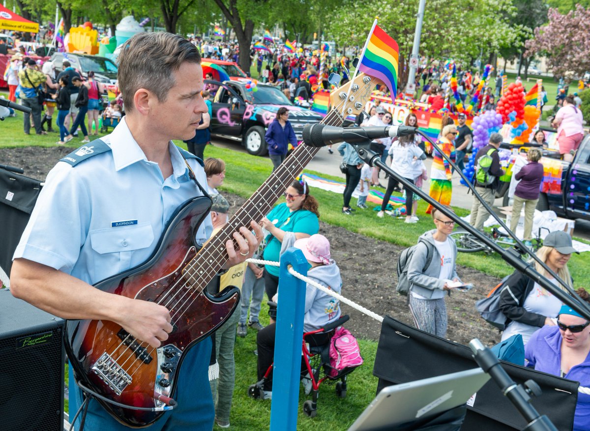 RCAF_ARC's tweet photo. #RCAF takes Pride in 17 Wing 🏳️🌈
June is #PrideMonth, and members of 17 Wing got into the spirit this past weekend by participating in the Winnipeg Pride Parade. As you can see from the 📷 a fun time was had by all! #RCAFProud #PrideMonth2019 #myRCAF #OurForces #17Wing https://t.co/uFycf0aWDB