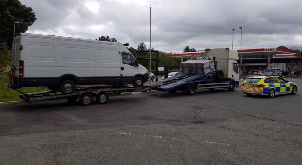 DVSAEnforcement's tweet photo. Working with @NWPRPU #CVU 🚔
No #OperatorsLicence, fail to produce record sheets, false #tachograph record produced, insufficient daily rest 😴 ,tachograph centrefields not correctly completed.....and an expired #MOT🤦🏽♀️
Prohibited from driving for 24 hours ✋ & immobilised ⛓ https://t.co/ZIH6ayBM2t
