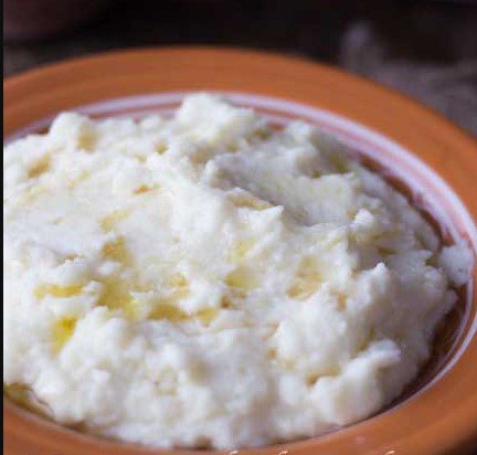 AYERNIPropre à la région de Jijel. Il s'agit d'une purée à base de tubercules d'une plante de la famille des Aracées, de lait caillé, semoule et d'huile d'olive. Cette préparation printanière est servie en entrée ou en plat principal avec de la galette et rarement en dessert.