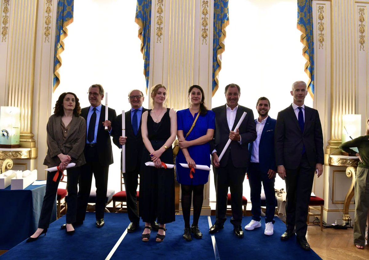 Pour cette première édition, ce sont trois prix ex-æquo que nous remettons : 

👉 à Asto Astro, Olivia de Bona, Théo Lopez, Zdey, <a href="/GroupeBouygues/">Groupe Bouygues</a> et <a href="/LinkCity/">Linkcity</a>
👉 à Louise Frydman et <a href="/vinciimmobilier/">VINCI Immobilier</a>
👉 à Eva Jospin et <a href="/Emerige/">Emerige</a>  

Bravo à tous 👏 

#1immeuble1oeuvre