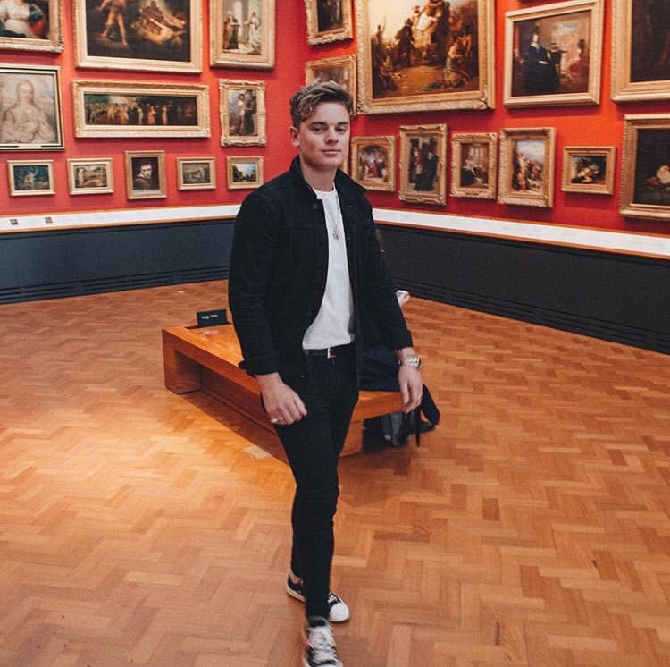 S0FTIESUGG's tweet photo. in a room full of art, i’d still stare at you. https://t.co/3LAc9I8rUv