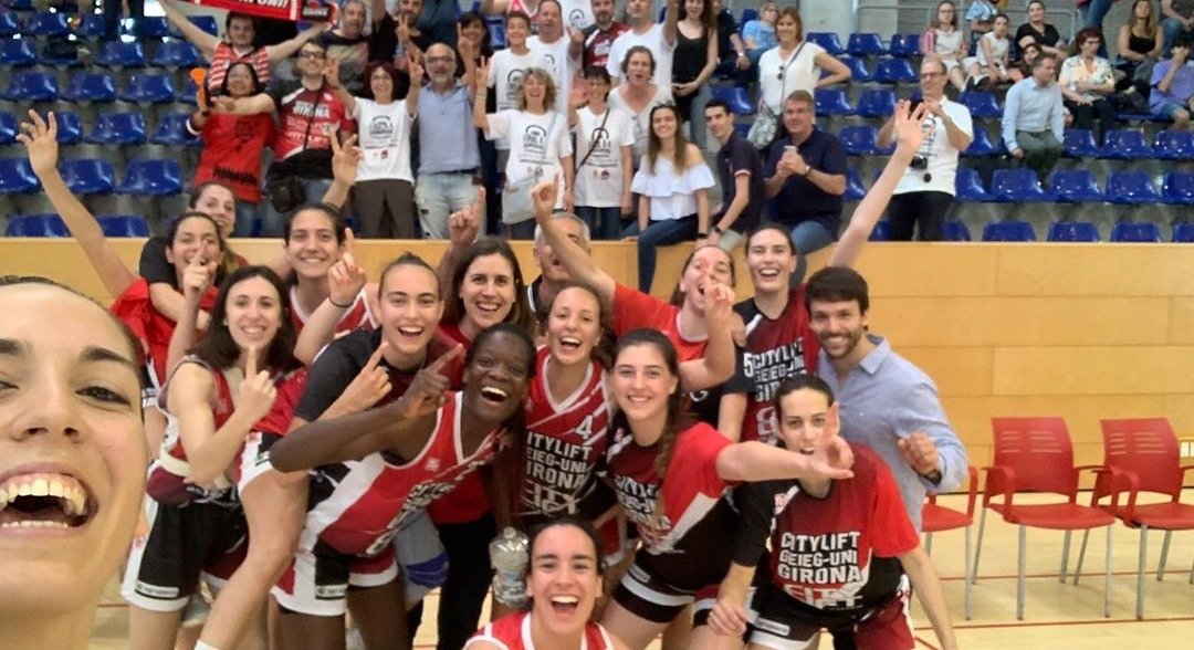 JP_Torralba's tweet photo. Gràcies a tothom qui ho ha fet possible, destacant
✔️@_peraferrer @BernatVivolas
✔️coordinadors @CarlosSuris @perepuigcanet sense oblidar feina d'anys de @SurisEric
✔️Club @geieguni
✔️Famílies
✔️Tècnics d la base q han contribuït a la formació d'aquestes jugadores al llarg d'anys https://t.co/qFZoR0kZeS