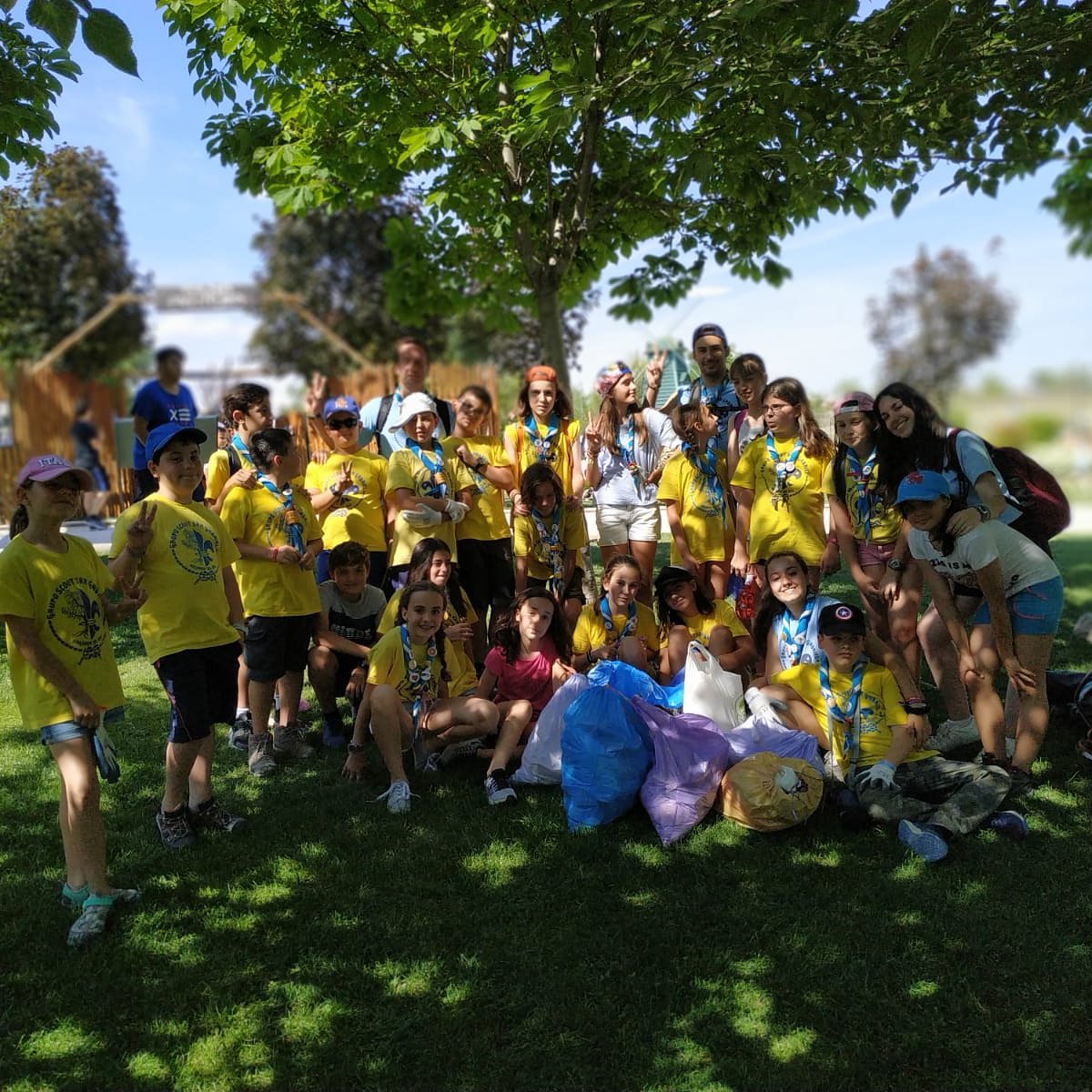 gssangabriel's tweet photo. En Lobatos, acabados los 5 retos del #psmma ! Nuestro proyecto final: En Parque Europa (@Ayto_Torrejon), hemos propuesto dejar un mundo más limpio del que encontramos. A pesar de haber papeleras, hemos llenado todas estas bolsas en un rato. @scoutsdemadridmsc @scouts_msc https://t.co/eb5dQJUkAw