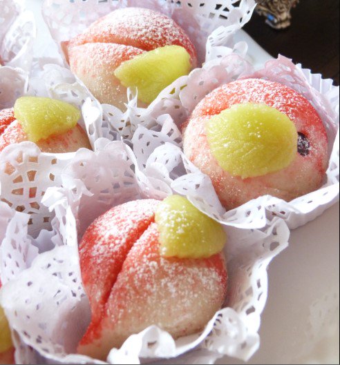 EL KHOUKHune pâtisserie préparée lors des mariages ,en forme de pèche d'ou son nom "khoukh" .C'est une pâtisserie sans cuisson ,faites à base d'une pâte d'amandes farcie au mouskoutchou.