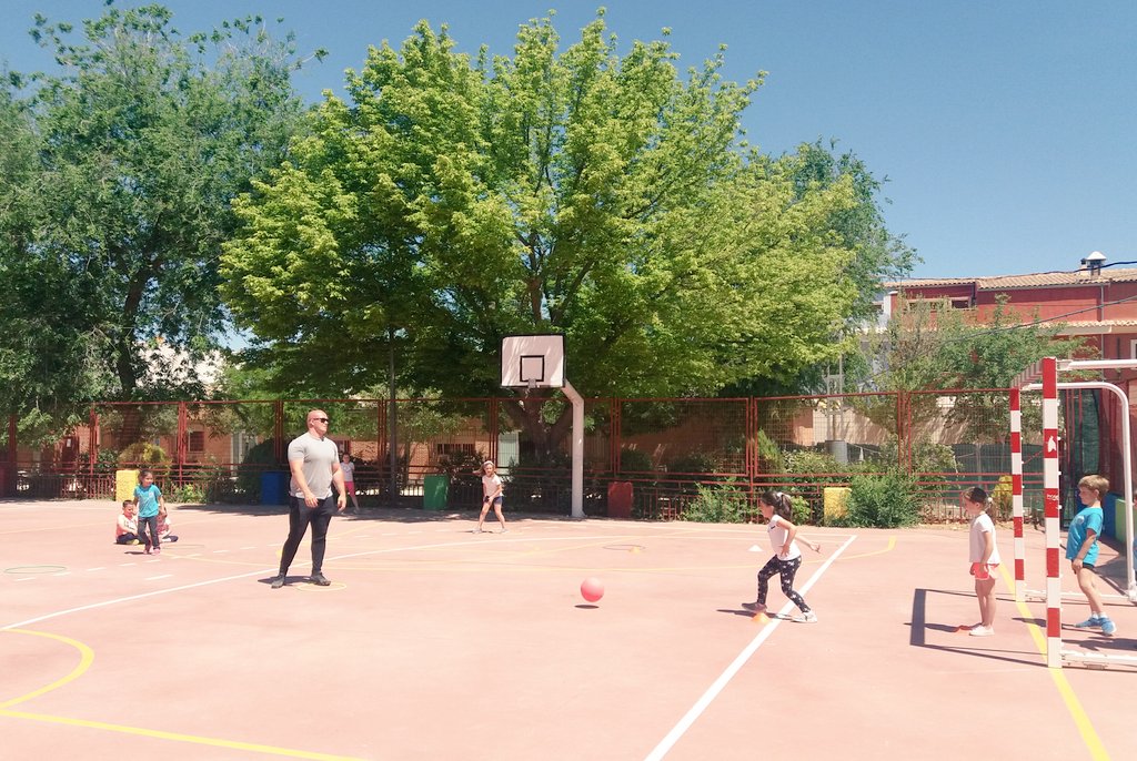 CeipPaz's tweet photo. 🇱🇷Last Friday @CeipPaz said goodbye to our American conversation assistant #CBM @Educarm
💪MAX definitely touched the children hearts❤
📘He received as a present a book made with love by the pupils and it was an emotive time.
Thank you & good luck!!👍
#kickball #ciences #english https://t.co/rsgCPsXfTf