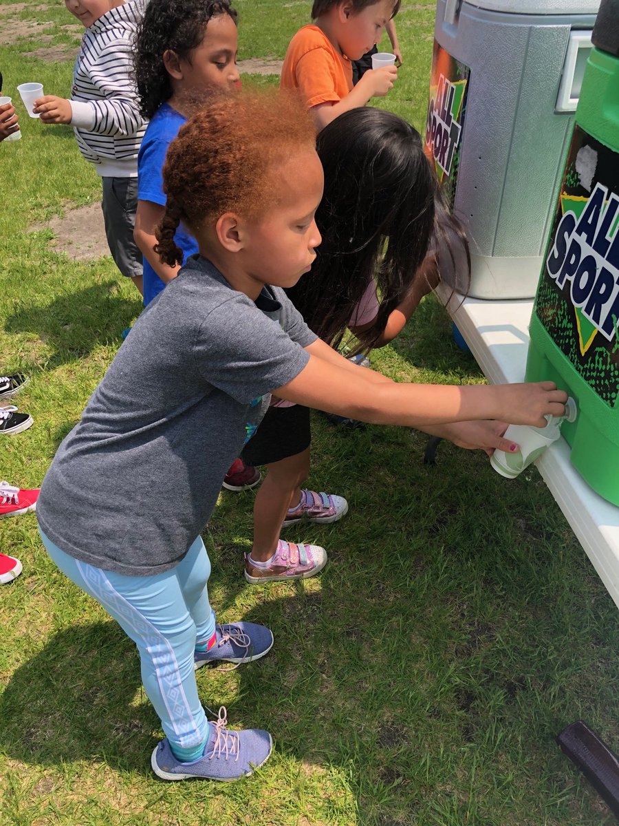 MrBretoi's tweet photo. Staying hydrated at Field Day! #bettertogetherkec #ssppride https://t.co/0SAQ3nPZqy