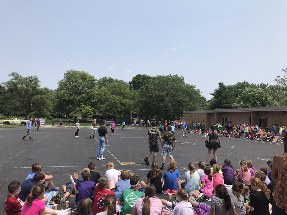 MsOConnor_SPX's tweet photo. Live tweet 3: the teachers are in the outfield. If I had to guess I’d say we’re winning.  @SPX7200 https://t.co/B1ttDZqtbY