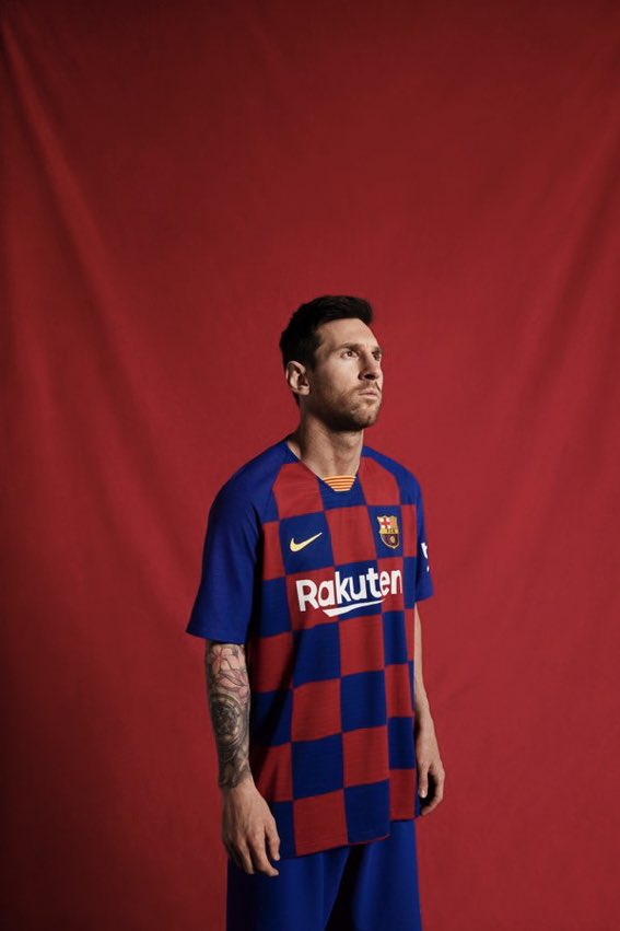 juanludepaolis's tweet photo. Mira para arriba porque si mira la camiseta le viene bajona. https://t.co/1sbOu4diM2