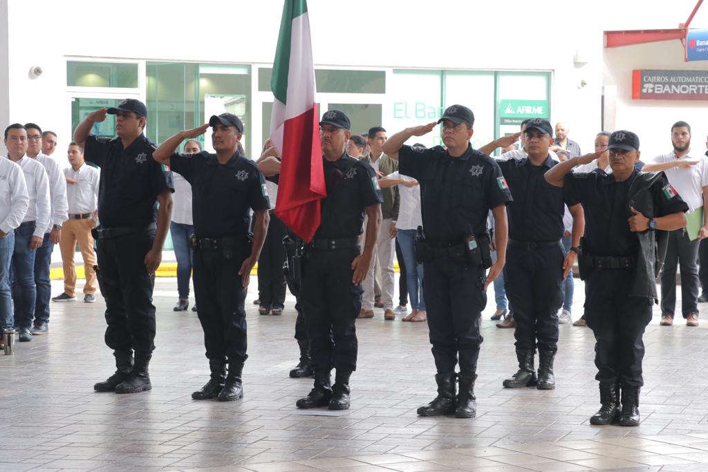 gobiernocolima's tweet photo. Así recibimos en @gobiernocolima al mes de junio. Con ceremonia cívica, honores a la bandera, música y sonrisas 😊. https://t.co/kjeCrM2ccC