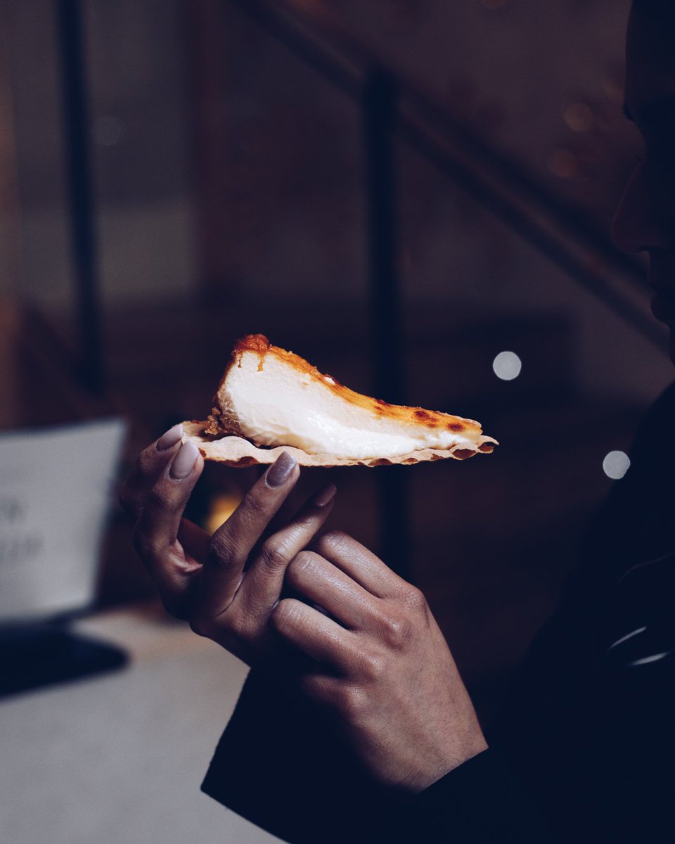 Disfruta de la experiencia, hasta su último bocado.
.
.
#restaurantesmadrid #foodpics #foodiesmadrid #gastronomia #theartofplating #tartadequeso #photofood #cuisine_captures