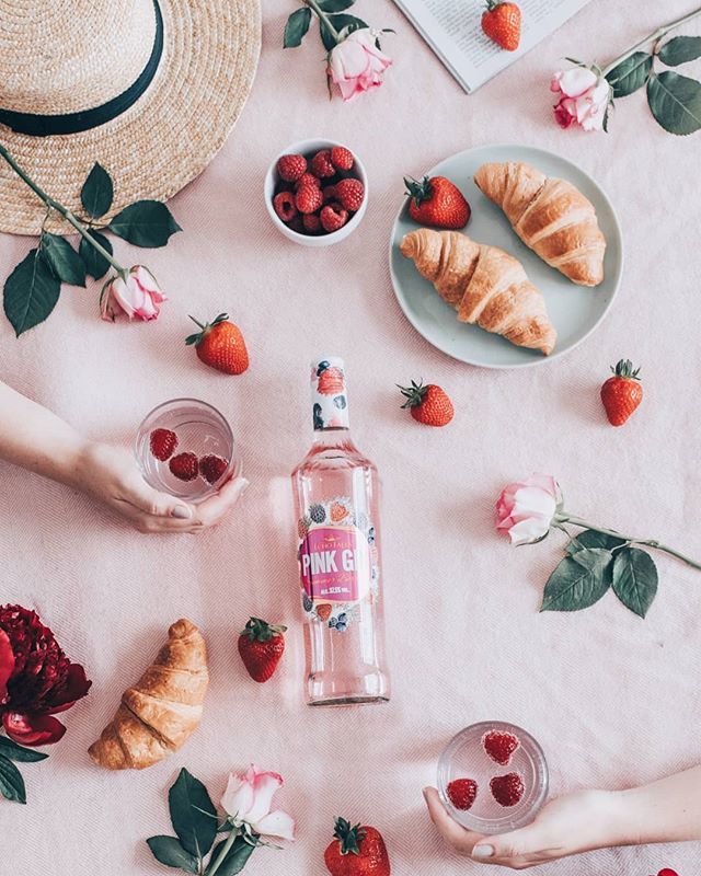 Cathryn Wood (@littlepaperswan) on Twitter photo #ad Summer weather calls for summer picnics with friends. And summer picnics call for all
things berry 🍓. Including <a href="/echo_falls/">Echo Falls</a> summer berries pink gin. How perfect
does that sound? (I can tell you it tastes pretty perfect too!) Perfect with tonic … bit.ly/2QH8n3r #ad Summer weather calls for summer picnics with friends. And summer picnics call for all
things berry 🍓. Including <a href="/echo_falls/">Echo Falls</a> summer berries pink gin. How perfect
does that sound? (I can tell you it tastes pretty perfect too!) Perfect with tonic … bit.ly/2QH8n3r