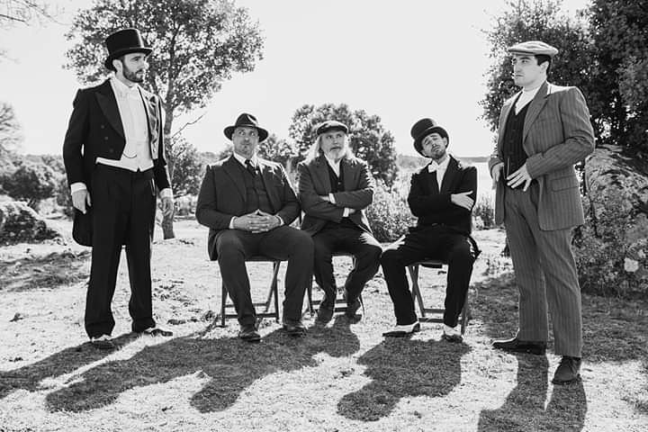 RobertoSaizActr's tweet photo. #ComediaWestern En #ElSecretoDePuenteViejo El gran director #PedroMartinezCifuentes ha creado un "duelo a pistolas de agua" genial gracias al talentazo de mis grandes compañeros #JoseGabrielCampos #CesarCapilla #ManuelAguilar #SeluNieto
📷Foto del grandísimo @PedroValdezate #tv https://t.co/omWoV9B8P1