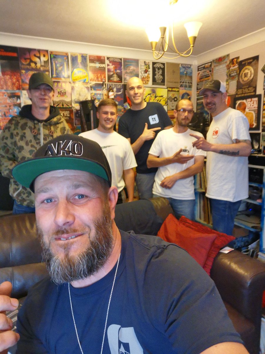 PureJunglism's tweet photo. ⚡ Live on @bloc2blocent ⚡ 8pm till 10pm ⚡ Makin some noise for the #MCR #Family 💚 @BennyColab @Dj_kella long side the mighty Cheshire Cat 🎤 come &amp; shake a leg with we 🔥 #MidlandsMassive #AKOISM #DnB #Jungle 💚 @darrellwillia15 https://t.co/zhDX98yKre