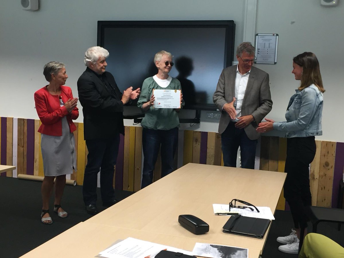 Opnieuw zijn er drie honourcertificaten uitgereikt. Voor de honours talentprogramma’s van de Pedagogische Academie, het Insituut voor Engineering en het Instituut voor Sociale Studies. #Hanze. Een prachtig resultaat.