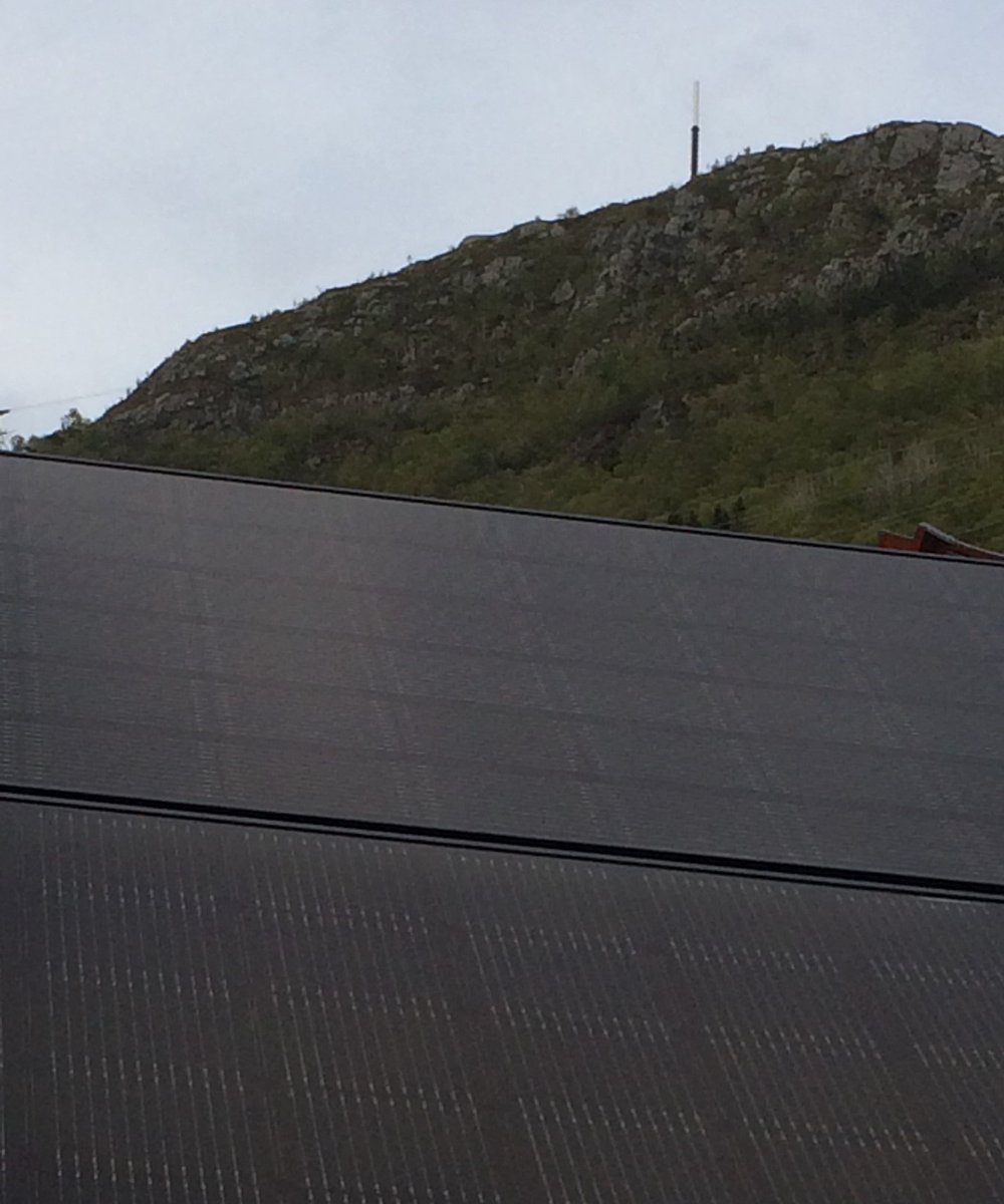 simpetro's tweet image. YES! Solceller under Ulriken, det høyeste av Bergens syv fjell.
JA! Solbære AS hjelper både store og små med solenergi lokalt.
SI! Ta kontakt, sp@solbaere.no
solbaere.no