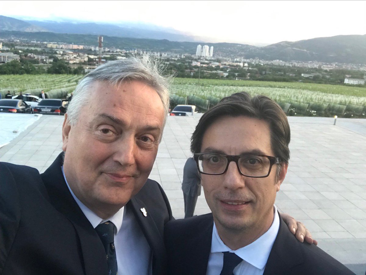 LagumdzijaZ's tweet image. 🇲🇰 nam svima u regionu pokazuje put. 
Sada #EU 🇪🇺 na Makedoniji mora pokazati  kojim putem idemo zajedno.
Zapadni Balkan i #EU🇪🇺  imaju istu budućnost. EU odlučuje da li ćemo mi biti kao oni ili će oni biti kao mi!
Sretno.
@Zoran_Zaev @SPendarovski #Skopje