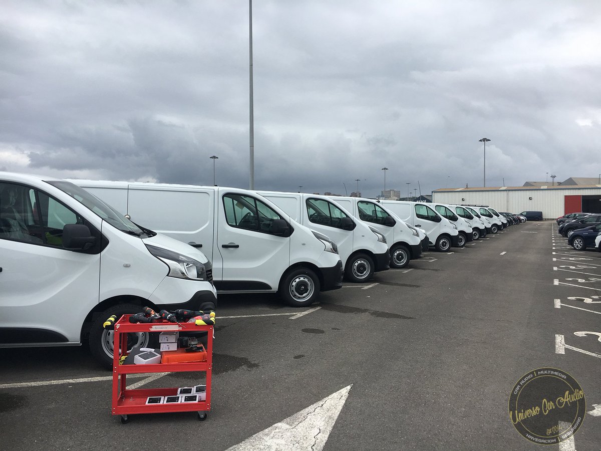 UniversoCA's tweet photo. La semana pasada fue muy entretenida para nosotros, realizamos una flota de 63 furgonetas nuevecitas en el puerto de Santander.
#universocaraudio #tallermovil #instalacionadomicilio #madrid #santander #spain #ufomeroni #renault #trafic #renaulttrafic #vanlocks #antitheft #vanlife https://t.co/QhPVI1qjEt
