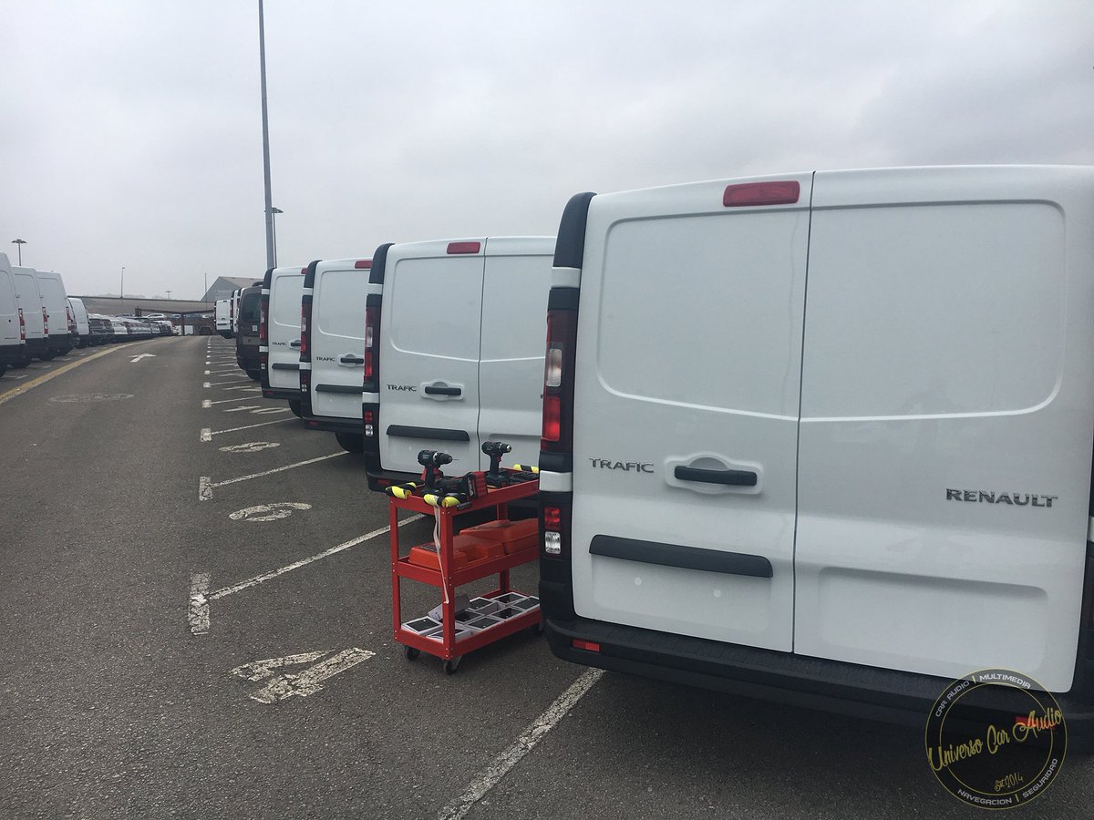 UniversoCA's tweet photo. La semana pasada fue muy entretenida para nosotros, realizamos una flota de 63 furgonetas nuevecitas en el puerto de Santander.
#universocaraudio #tallermovil #instalacionadomicilio #madrid #santander #spain #ufomeroni #renault #trafic #renaulttrafic #vanlocks #antitheft #vanlife https://t.co/QhPVI1qjEt