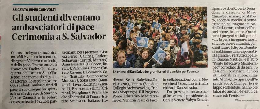 ISSAbateZanetti's tweet photo. Grande festa a Tunisi: la dirigente dell’Istituto Scolastico Italiano Hodierna con il pressacarte fatto per Pesce di Pace dalla Scuola del vetro Abate Zanetti! https://t.co/GciDHgrCQD