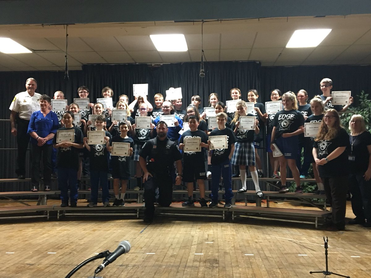 OakLawnPD's tweet photo. The 6th graders at St. Gerald’s finished the EDGE program today. Ofc Cambria taught the lively group about the danger of gangs and the importance of our choices. Chief Palmer and Village Clerk Quinlan help in the graduation ceremony today. #OLPD https://t.co/7AUeeG5zbp