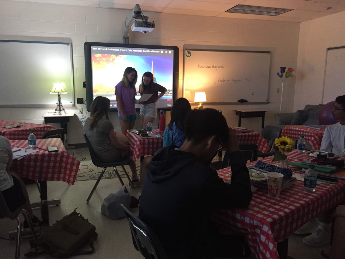 Eng8MsG's tweet photo. A couple of pics from Café La Poésie poetry café - c'était très bien! @JML_MS_Official #beapoet #jmlpride https://t.co/CyebazD6RU