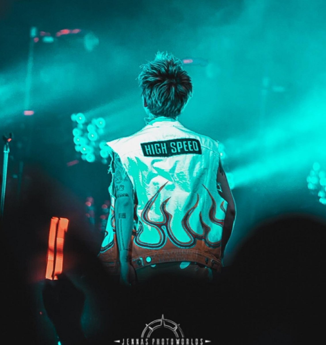 マンキーワンオクタカlove コロナに負けるな Twitter પર このあいだのeuツアーの時のtakaの後ろ姿のこのお写真 神秘的でパワーもすごく感じてカッコよすぎる T Co O5wj6mjowm