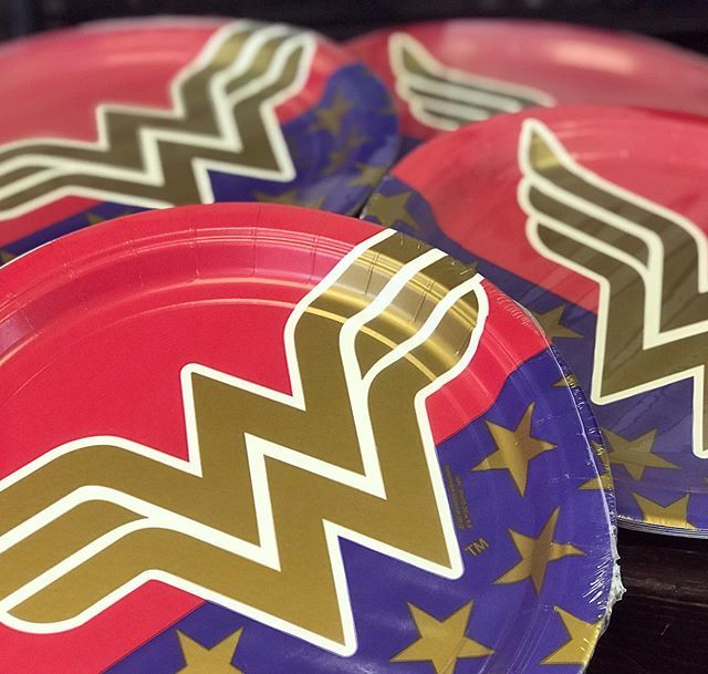 htfps's tweet image. This just in! We just added these awesome #wonderwoman plates to our site! ⭐️ #galgadot #comics #superhero #doubletap #htfps #hardtofindpartysupplies bit.ly/2Mq1xks