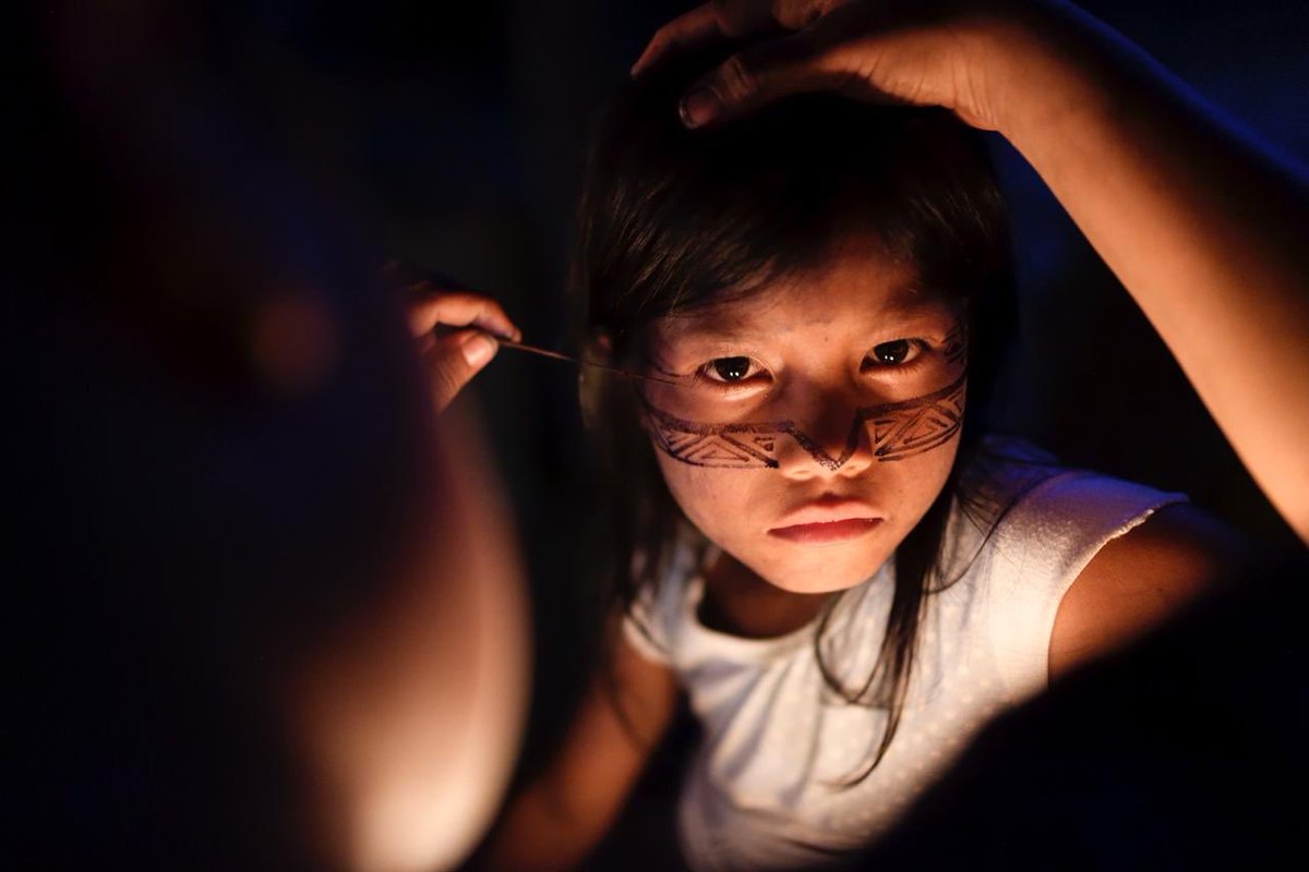 The traditional face painting of the tribes of the Amazon originates from the Jenipapo fruit and lasts up to 10 days.