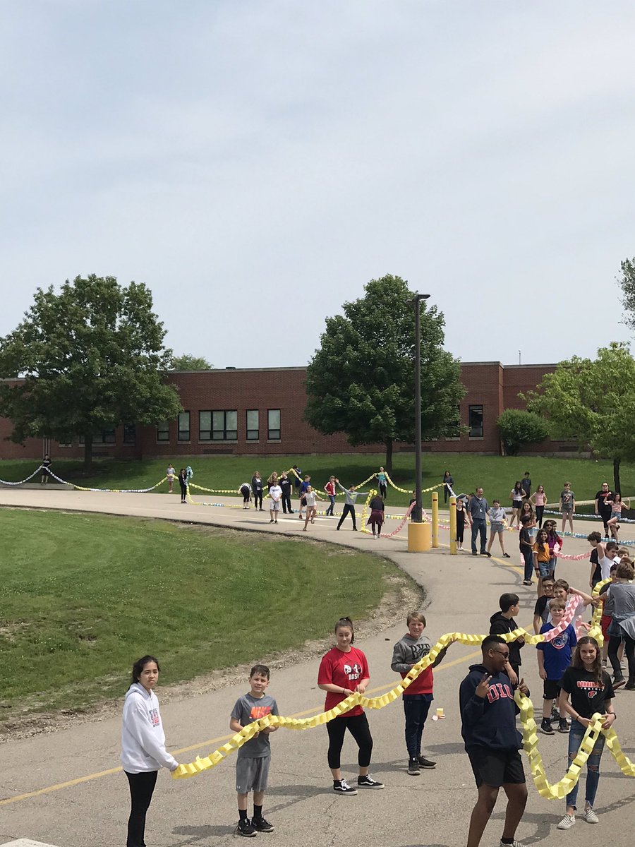 msbressett's tweet photo. Throughout the school year, Prairie sixth graders created a paper link for every book they independently read.  Today sixth grade English classes took our links outside and spelled out the word “READ😀!” with all of the links.@TLobbins220 @Prairie220 #PrairiePride #welovereading https://t.co/koEOoNfbQh