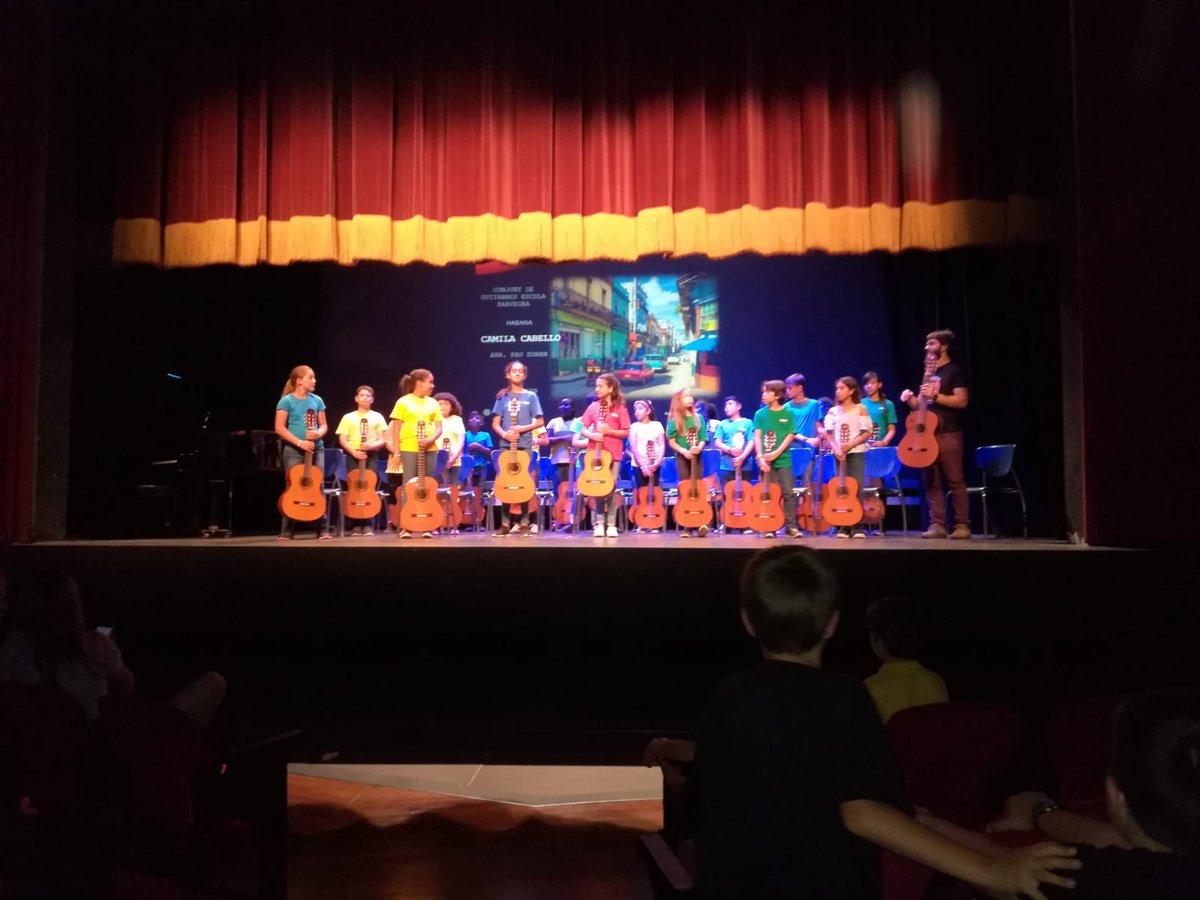 MariaArandaP's tweet photo. La coral de l'@EscolaSaavedra i el conjunt de guitarres de la nostra escola han fet una exhibició musical al Teatre Metropol. Moltes gràcies  Escola Municipal de Música de Tarragona!!. @TGNAjuntament . Ha estat un concert que segur que els nens i nenes no oblidaran. https://t.co/5QQrzTg0LF