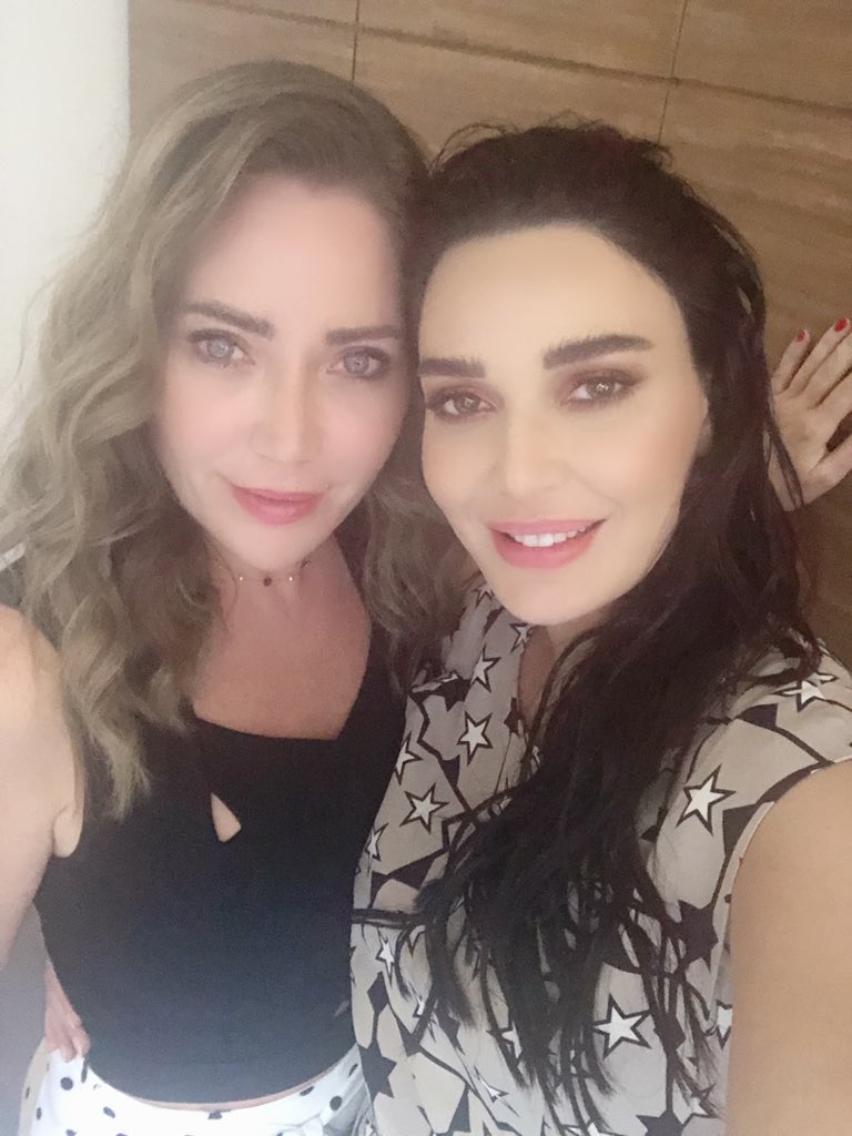 CyrineAbdlNour's tweet photo. انا وسلافة هيك منحب نعيدك 🌹❤️ #عيد_الفطر_المبارك #لبنان_سوريا #Eid_Mubarak @sulafamemar7 https://t.co/fYHy8qZvk2