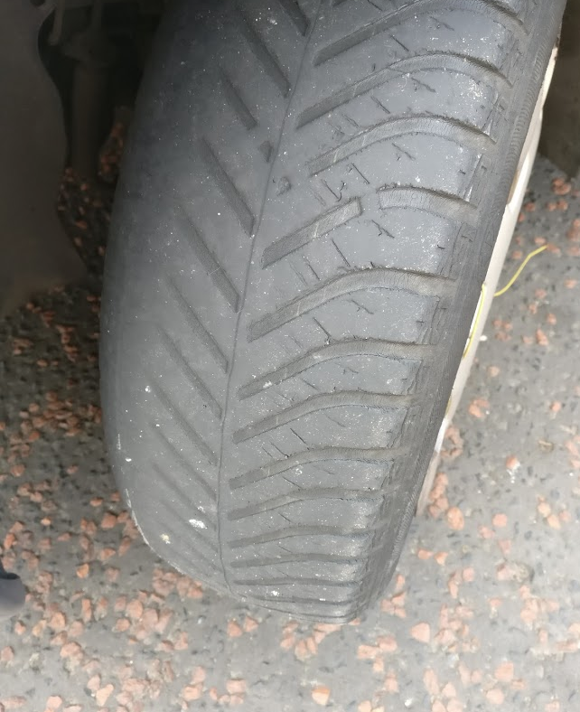 MerPolWaltonLn's tweet photo. Earlier today, @Police_Now officer PC Lawson stopped a vehicle on Scotland Road, Liverpool. The minimum tyre tread depth is 1.6mm across the central 3/4 of the tyre - not 0.89mm. The driver was reported for this and three other offences.

#MPCommunityFirst
#Fatal4 https://t.co/Ww8dGeocR9
