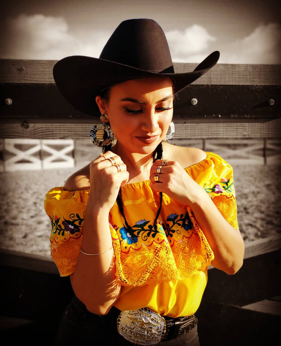 LluviaVegaMusic's tweet photo. Gracias a mis amigos de @botaselgeneral por esta hermosa blusa mexicana!❤👚y esta foto que me encantó 🤠😃 #elgeneral #botaselgeneral #lluviavegamusic #LaVozUS #lluviososvega #LLV #mcallen #HarlingenTX #TeamVives #LluviaVega #LaVozLluvia #TeamLluvia https://t.co/R6kienoaCO