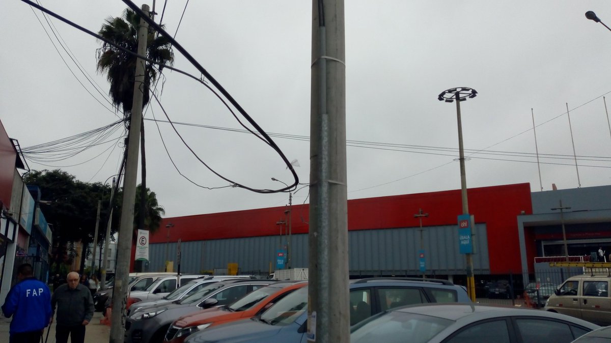 mleon05's tweet photo. Cuántos días más estará este cable así en la cdra 28 e Marsano @telefonicaperu @MovistarPeru ? Ya van casi 5 días en esta condición!!! https://t.co/ZsmCmhTBu8